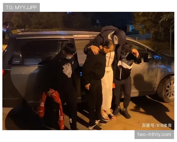 周琦穿拖鞋推菜篮子回家那一幕,赛场猛汉瞬间变邻家大叔 周琦穿拖鞋推菜篮子回家那一幕,赛场猛汉瞬间变邻家大叔