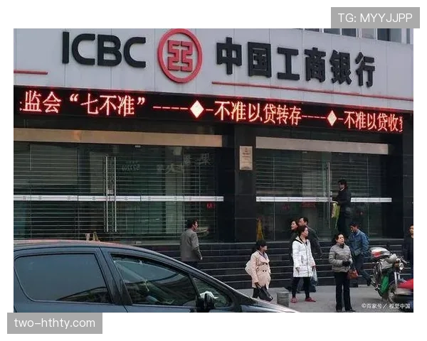 邢傲伟拿着一碗泡面站街角,手机上那信用额度把我工资都逼到角落里 邢傲伟拿着一碗泡面站街角,手机上那信用额度把我工资都逼到角落里